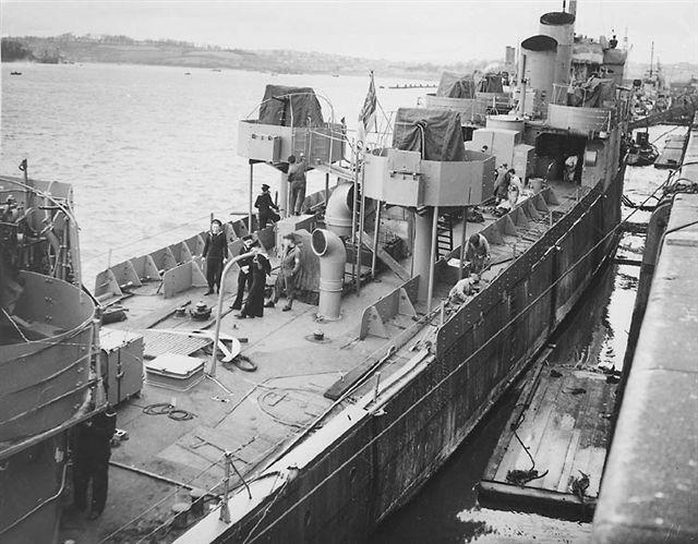 Британские командосс на борту эсминца «Кэмпбелтаун» в процессе подготовки к рейду.