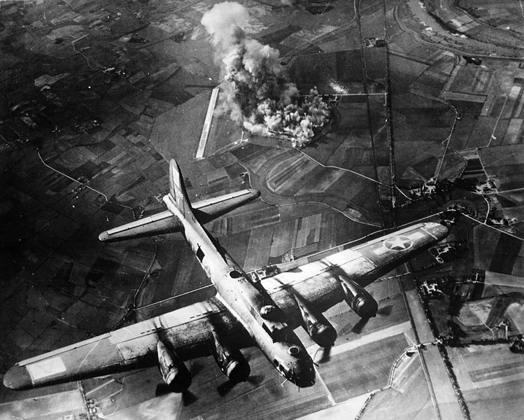 В-17 во время налета на авиазавод в Мариенбурге. 9 октября 1943 г. 
