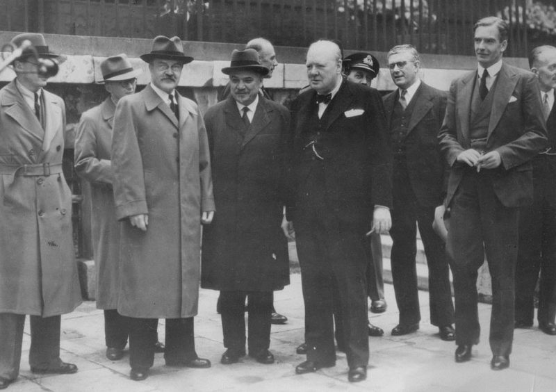 Премьер-министр Уинстон Черчилль с представителями советской делегации в саду на Даунинг-стрит, после подписания союзного договора. Лондон, 26 мая 1942 г.