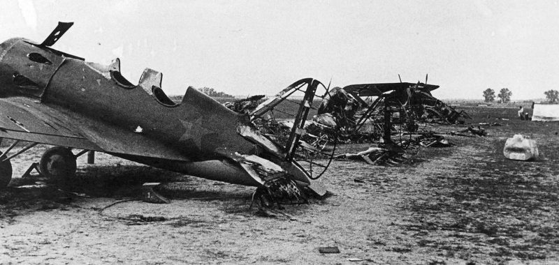 Остатки самолетов на аэродроме, после немецкого авианалета. Июль, 1941 г.