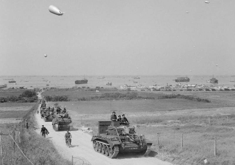 Британские танки продвигаются вглубь Золотого пляжа. 7 июля 1944 г. 