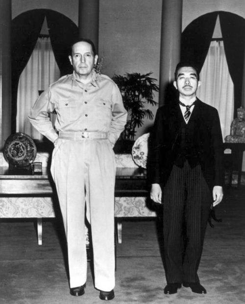 Макартур и император Японии Хирохито. Сентябрь 1945 г.