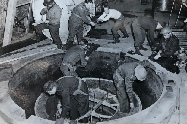 «Alsos» демонтируют экспериментальный немецкий ядерный реактор в Хайгерлохе. Апрель 1945 г.