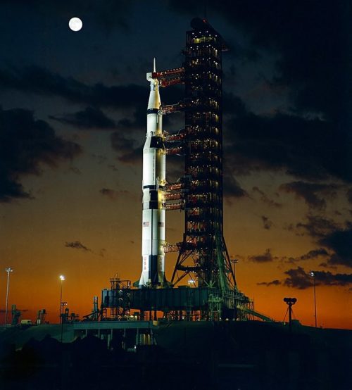 Сверхтяжелая ракета-носитель «Сатурн-V», разработанная немецким ученым Вернером фон Брауном.