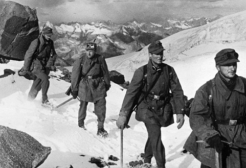 Немецкие горные стрелки во время восхождения на Эльбрус.