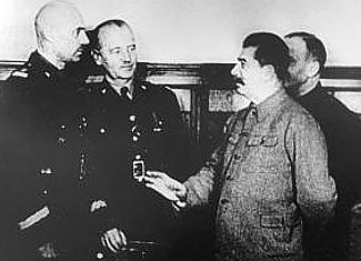 Слева направо, В. Андерс, В. Сикорский, И. В. Сталин и переводчик. Москва , 3 декабря 1941 года.