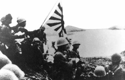 Японские войска поднимают имперский флаг на острове Киска. 6 июня 1942 г.