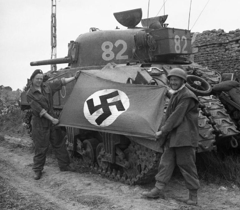 Немецкий флаг, захваченный британцами. 10 июля 1944 г. 