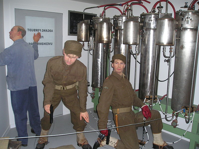 Стенд-реконструкция команды диверсантов, закладывающих взрывчатку на заводе тяжелой воды в Веморке.
