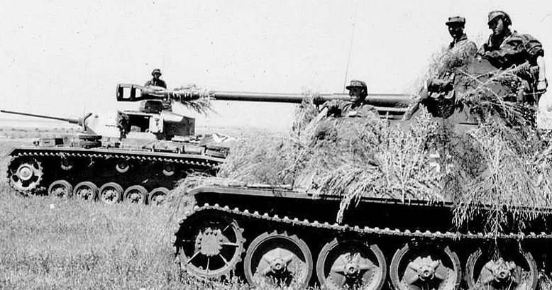 Самоходка и танк дивизии «Викинг» во время битвы за Кавказ.