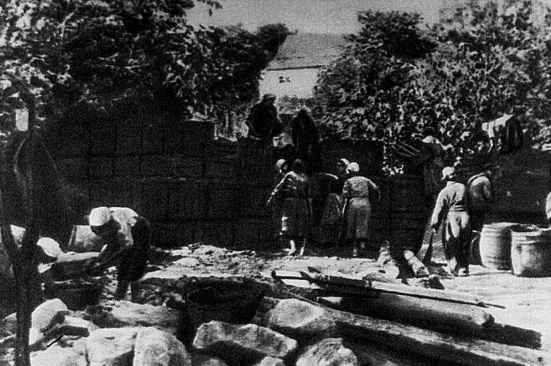 Строительство баррикад в Туапсе. 1941 г.
