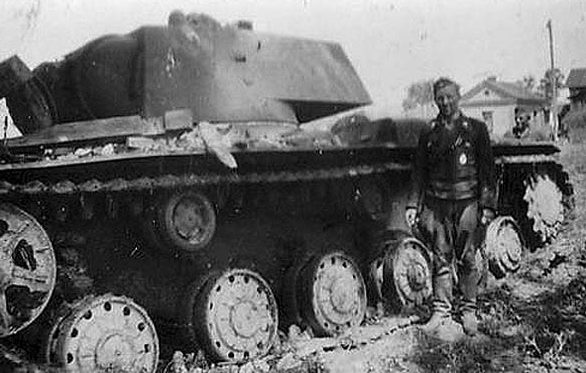 Подбитые советские танки на околице города. Июль 1941 г.
