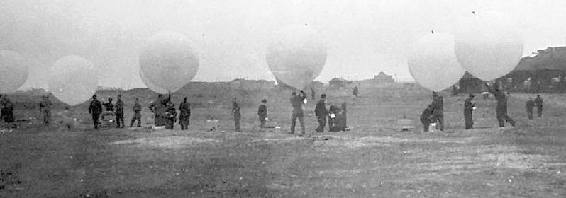 Персонал Женской королевской военно-морской службы запускает воздушные шары. 