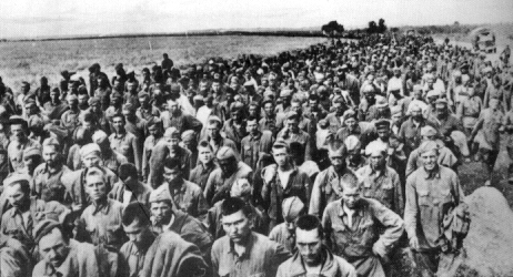 Пленные красноармейцы в районе Харькова. Май 1942 г. 