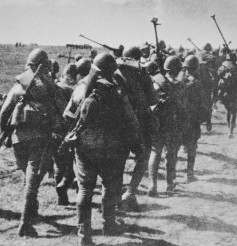 Красноармейцы идут на передовую под Майкопом. Август 1942 г.