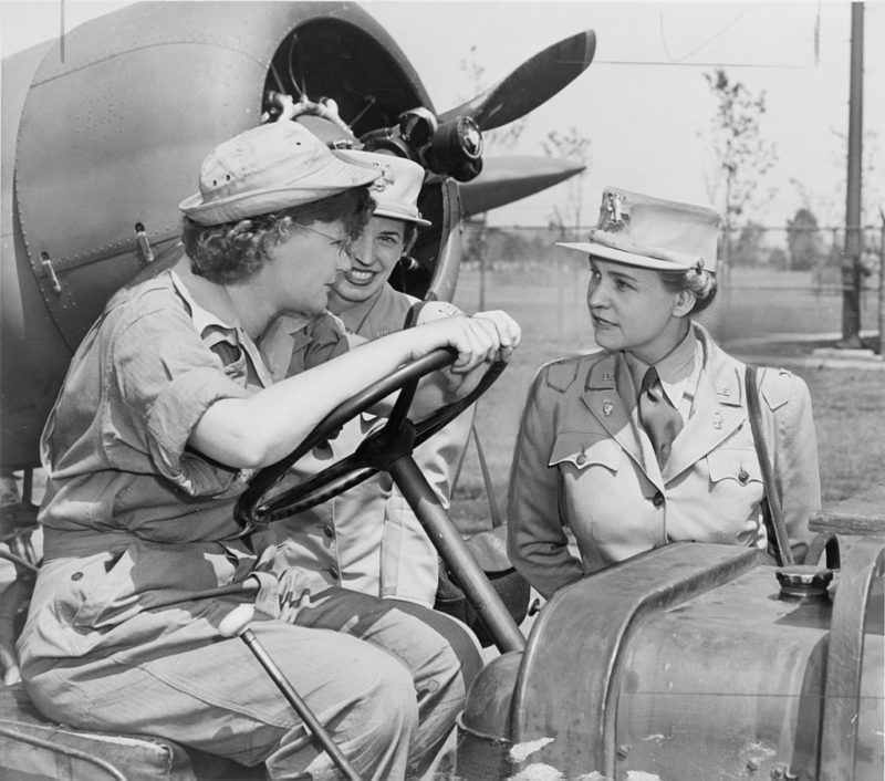 Директор WAАC Хобби с подчиненными на аэродроме. 1942 г.