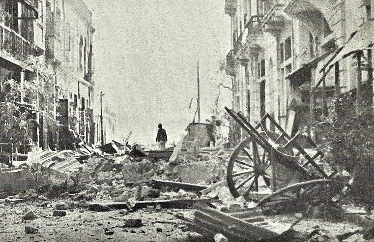 Улица города после японской бомбардировки. 
