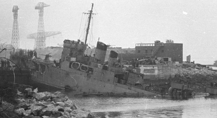 Эсминец «Кэмпбелтаун», проломивший вход в док. 