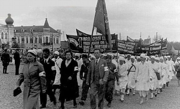 Первомайская демонстрация. 1942 г. 