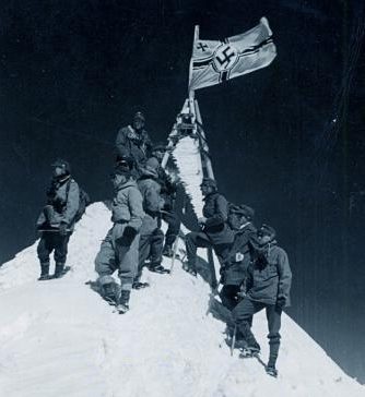 Флаг Третьего рейха на Эльбрусе.