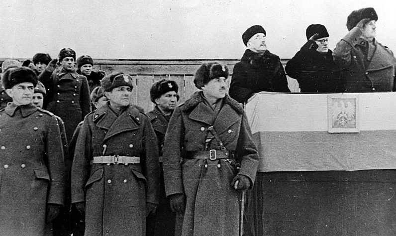 На трибуне с польским флагом и гербом и рядом с ней генералы В. Сикорский, В. Андерс во время парада. Бузулук, декабрь 1941 года.