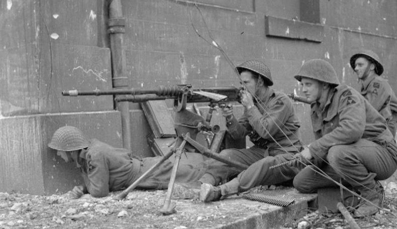 Британцы ведут бой в Кане. 10 июля 1944 г. 