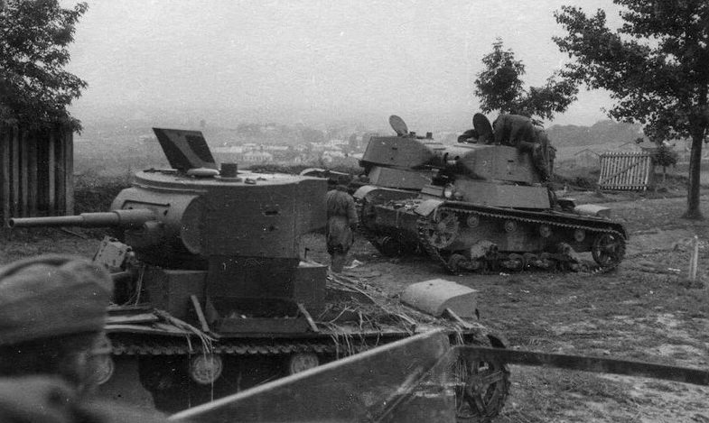 Брошенные советские танки у еврейского кладбища. Июль 1941 г. 