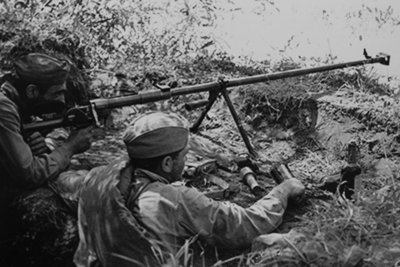 Советские бронебойщики в обороне. Август 1942 г. 