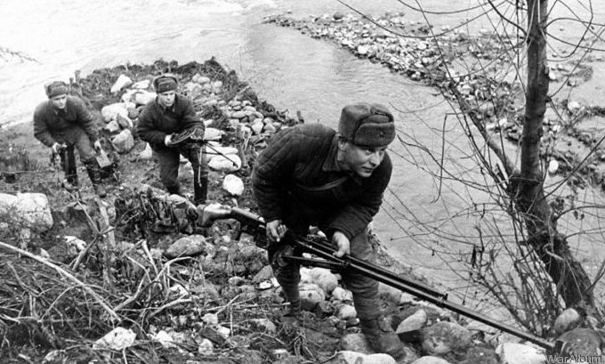 Советские бронебойщики и пулеметчик на берегу речки в обороне. 