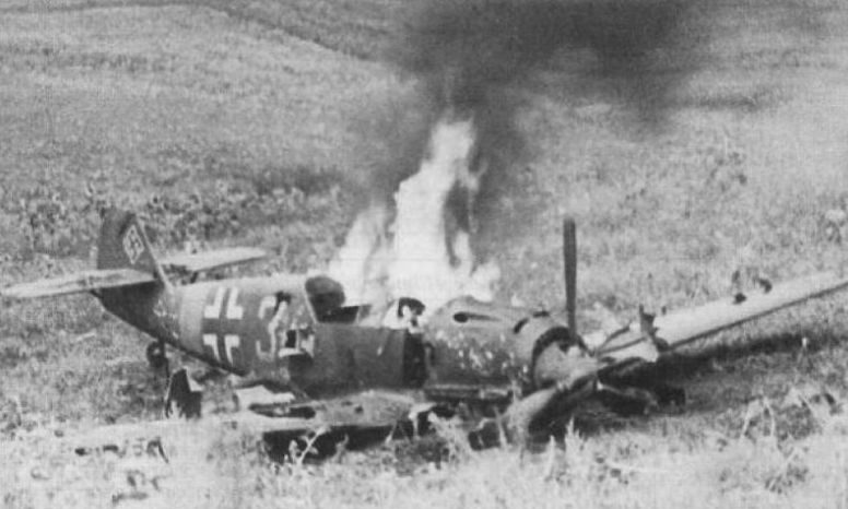 Сбитый немецкий истребитель Мессершмитт-109 под Тирасполем. 1941 г.