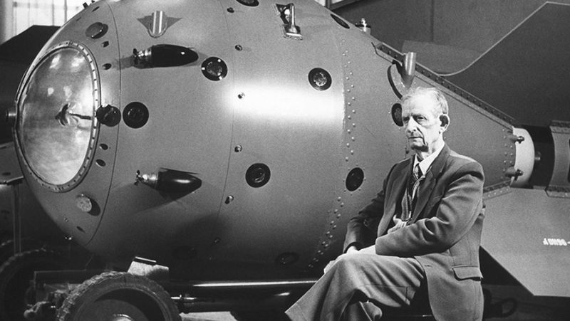Один из руководителей советского проекта атомной бомбы Юлий Харитон у первой советской атомной бомбы РДС-1.