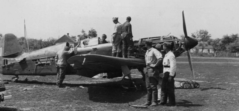 Итальянские солдаты на аэродроме Армавира. Август 1942 г. 