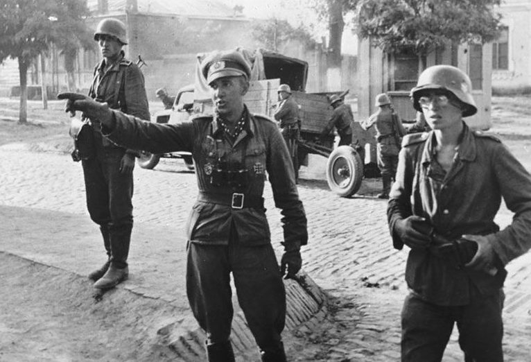 Немецкие войска входят в город. 9 августа 1942 г.