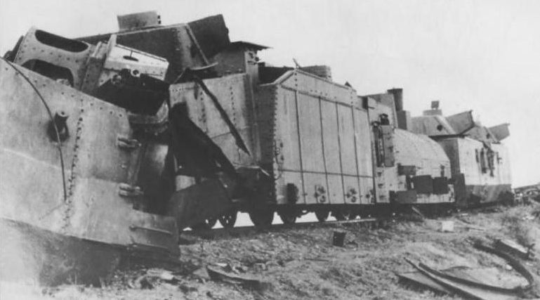 Отдельный бронепоезд №18 «Щорс», разбитый в бою с немецкими танками в районе станции Моздок. ,23 августа 1942 г.