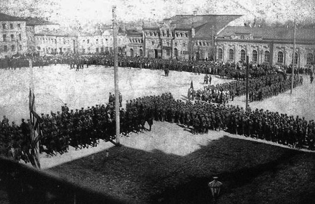 Воины 115-й кавдивизии перед отправкой на фронт на вокзальной площади в Нальчике. 1942 г.