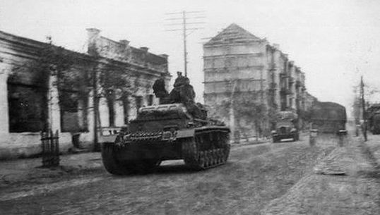 Немецкие войска занимают город. 9 сентября 1941 г.