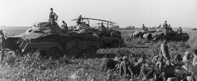 Пленные красноармейцы в районе Армавира. Август 1942 г.