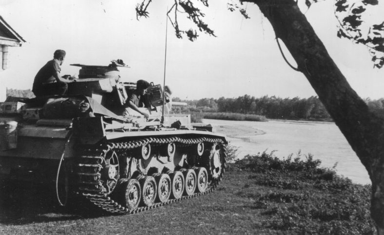 Немецкий танк у города. Август 1942 г.