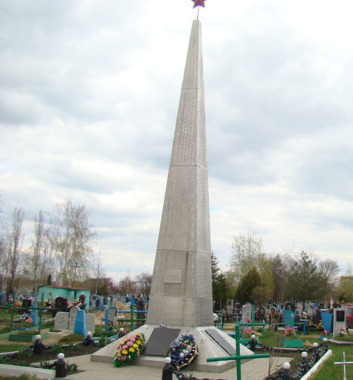 г. Алексеевка. Обелиск, установленный в 1975 году на городском кладбище №2 на братской могиле, в которой похоронено 42 советских воина, в т.ч. 6 неизвестных.