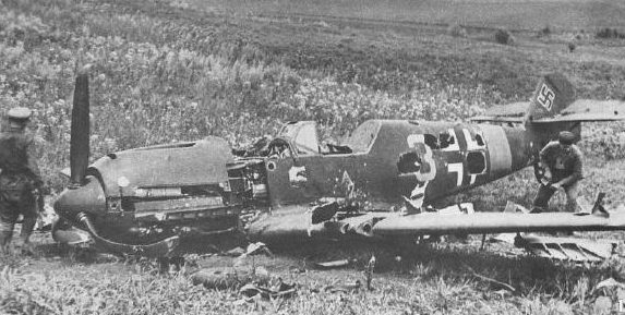 Летчики Тираспольского аэродрома рассматривают сбитый немецкий самолет. Июнь 1941 г. 