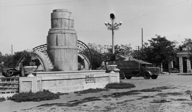 Разрушенный оккупантами памятник В.И. Ленину. Сентябрь 1942 г. 
