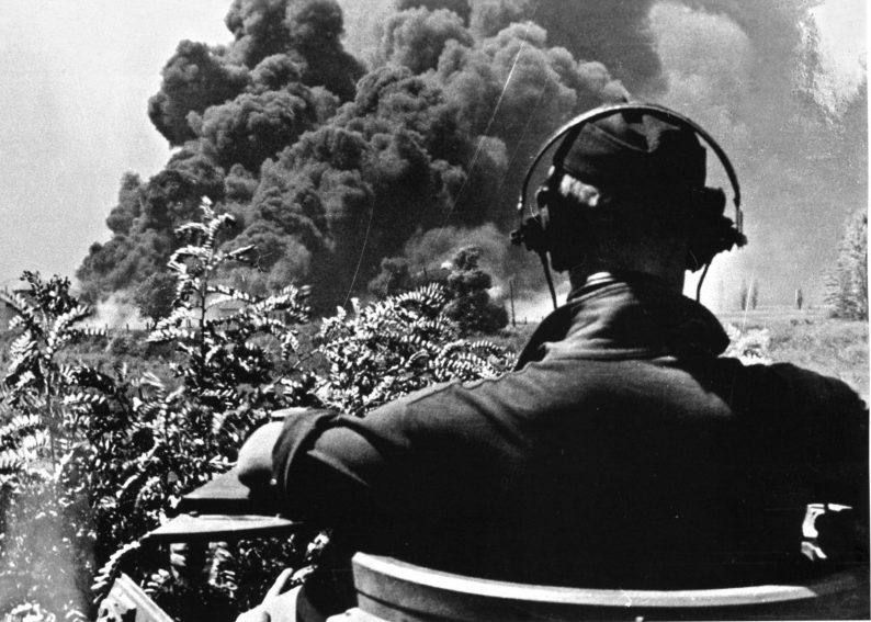 Немецкие танкисты наблюдают за горящим нефтехранилищем в районе Майкопа. Август 1942 г.