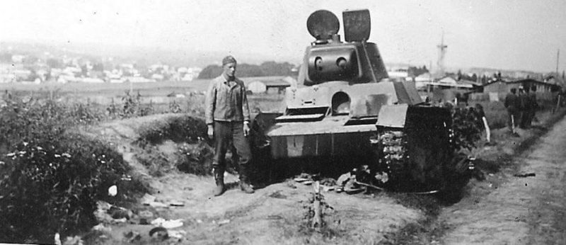 Брошенные советские танки у еврейского кладбища. Июль 1941 г.