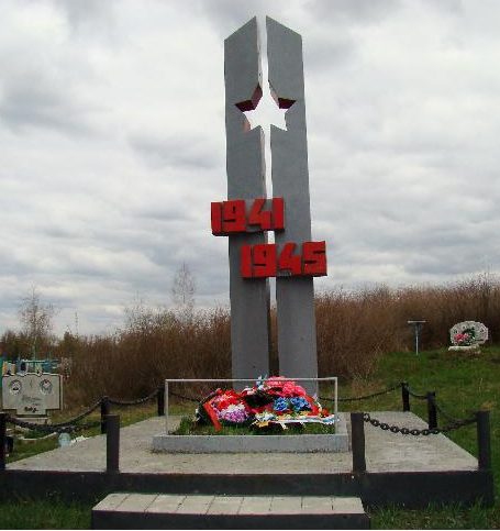 г. Алексеевка. Памятник, установленный в 1969 году на городском кладбище №3 на братской могиле советских воинов, погибших в 1943 г. 