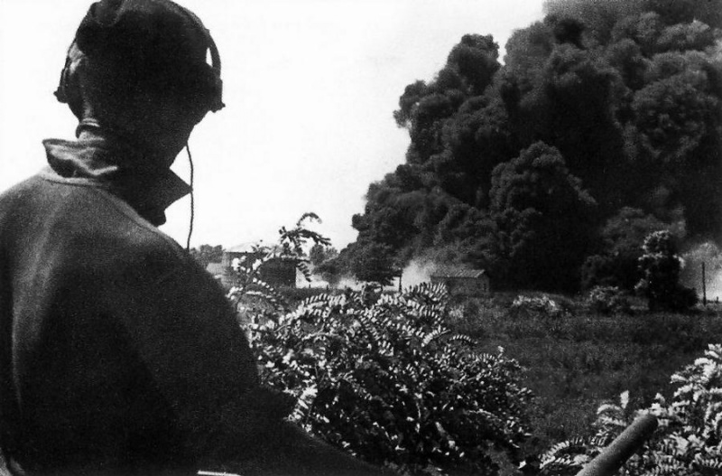 Немецкие танкисты наблюдают за горящим нефтехранилищем в районе Майкопа. Август 1942 г.