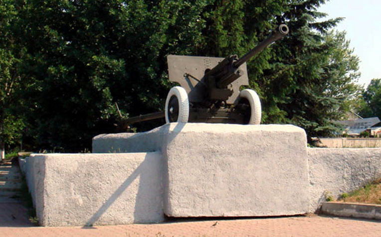 Памятник-пушка ЗИС-3. 