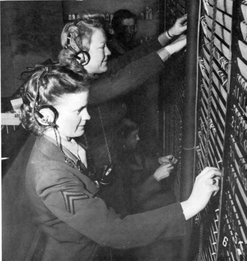 Телефонистки WAАC на станции ВВС. 1943 г.