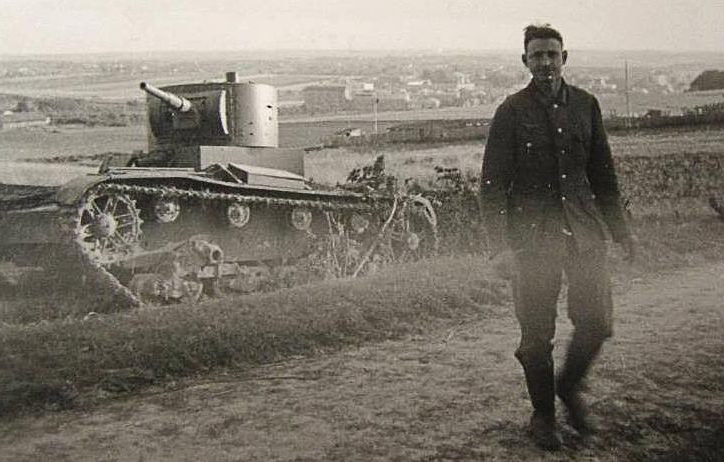Брошенные советские танки у еврейского кладбища. Июль 1941 г. 