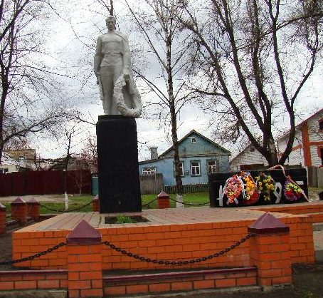 г. Алексеевка. Памятник по улице Чкалова, установленный в 1974 году у здания школы №6 погибшим воинам в годы войны. 