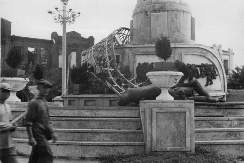 Разрушенный оккупантами памятник В.И. Ленину. Сентябрь 1942 г. 
